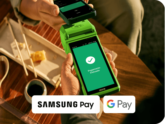 Empreendedor segurando a sua Máquina de Cartão e o seu cliente está realizando o pagamento via aproximação com o celular