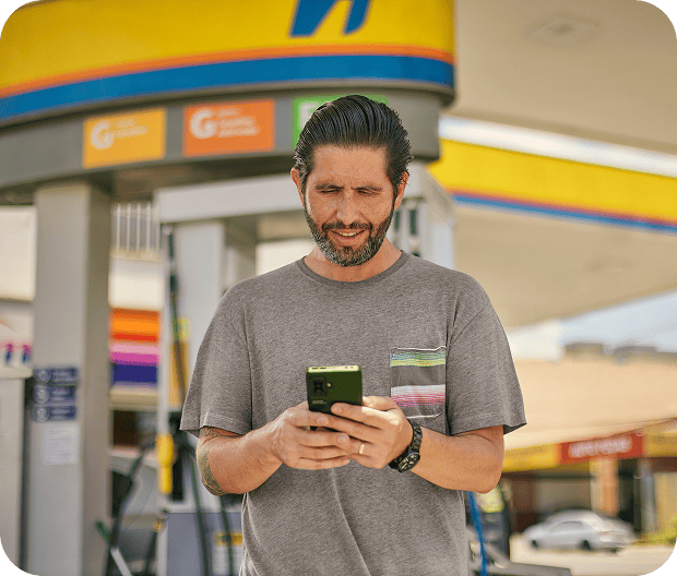 Empreendedor com o celular no aplicativo da Stone
