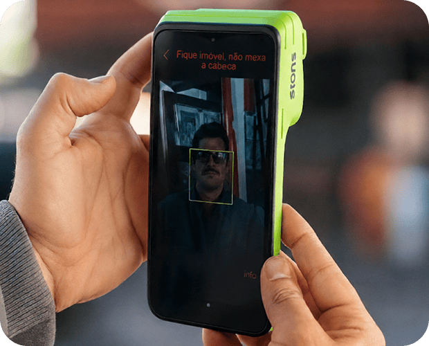 Tela da maquininha da Stone fazendo reconhecimento facial do funcionário.