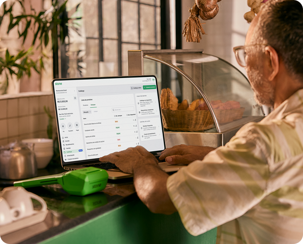 Empreendedora utilizando o Autenticador 3DS2 para ter mais agilidade em sua loja de roupas