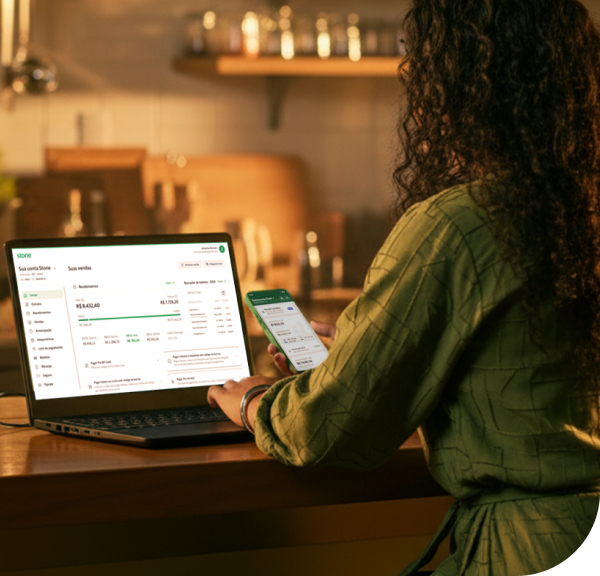 Ilustração de pagamento com cartão verde Stone usando o sistema de aproximação do TapStone. A tela do dispositivo mostra o valor de R$ 200,00.