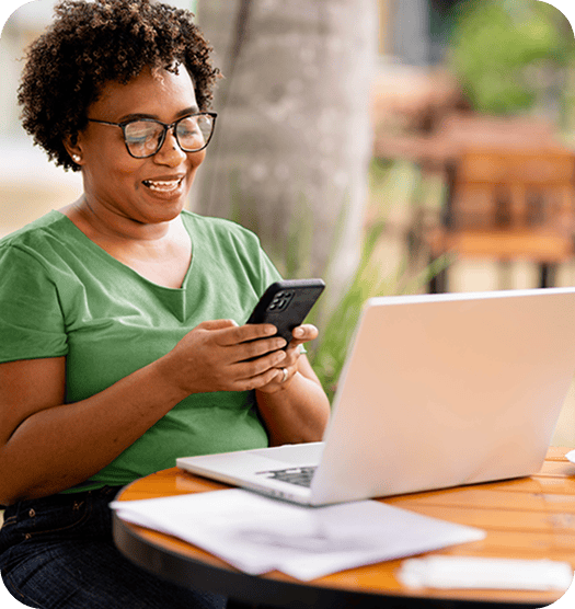 Venda feita pelo TapStone em um evento. Na esquerda, uma mulher de verde segurando o celular com TapStone e na direita, outra mulher segurando um cartão Stone para efetuar o pagamento.