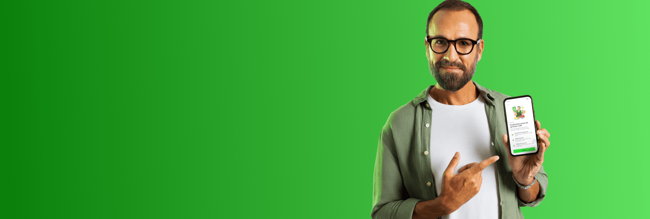 Empreendedor sorrindo, segurando a maquininha do Ton em sua mão esquerda, uma cliente está em sua frente também sorrindo e aproximando seu celular sobre a tela da maquininha para ler o QR Code que aparece na tela e realizar um pagamento via Pix.