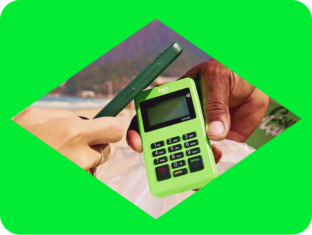 Montagem com os principais produtos do Ton: maquininha de cartão, baú do Ton e cartão de crédito sobre um losango verde que se inspira na bandeira do Brasil.