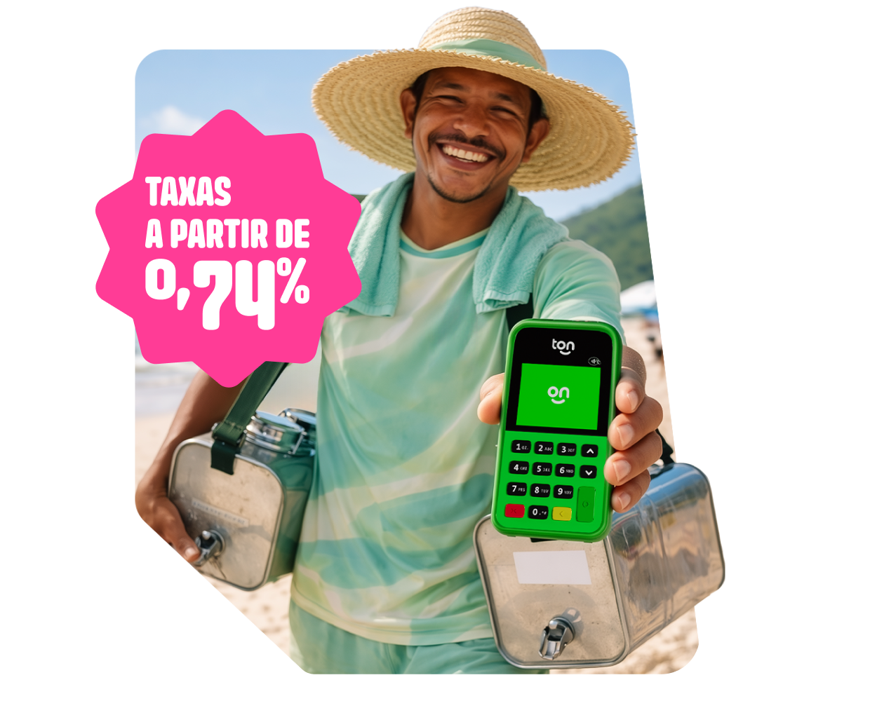 Vendedor ambulante sorrindo segurando uma maquininha do Ton com um selo rosa com informações de taxas a partir de 0,74%