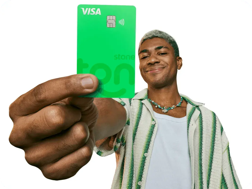 Homem mostrando o cartão do Ton em sua mão