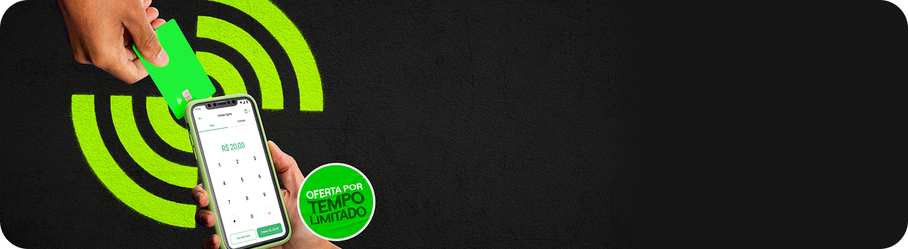 Empreendedor na sua barraca de laranja na feira com o seu celular recebendo o pagamento pelo Tapton, a maquininha no celular por aproximação do seu cliente.