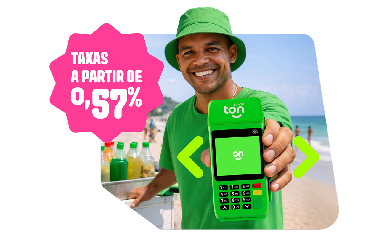 Vendedor ambulante sorrindo segurando uma maquininha do Ton com um selo rosa com informações de taxas a partir de 0,57%