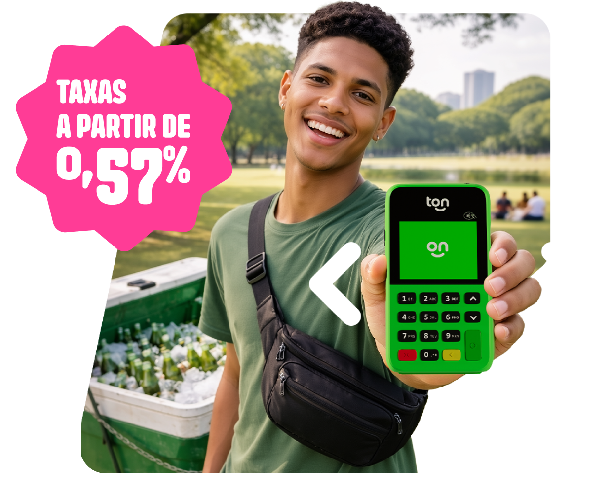 Vendedor ambulante sorrindo segurando uma maquininha do Ton com um selo rosa com informações de taxas a partir de 0,57%
