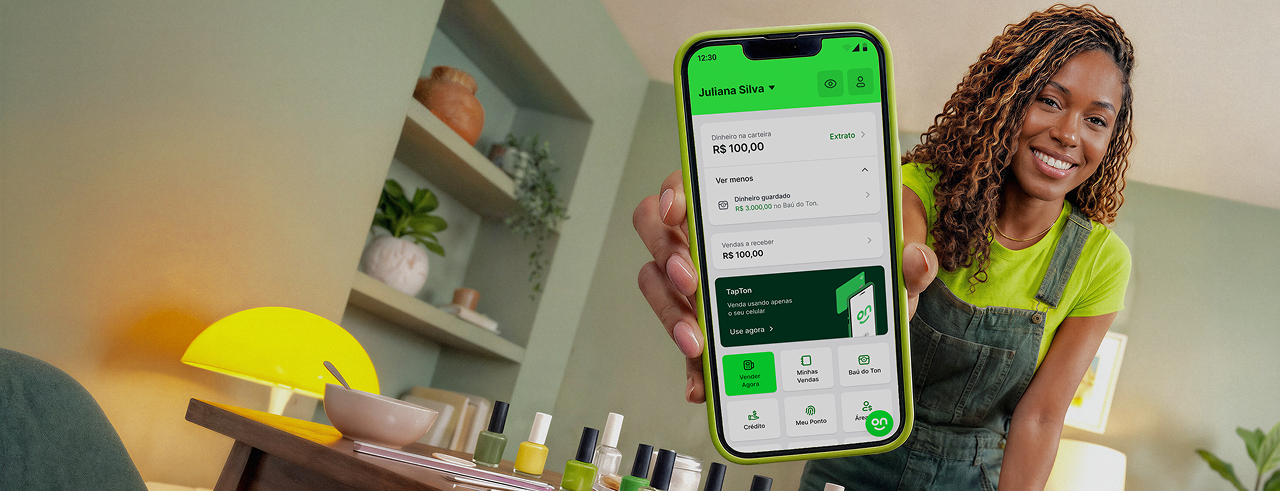 Mulher segurando celular com aplicativo do Ton aberto