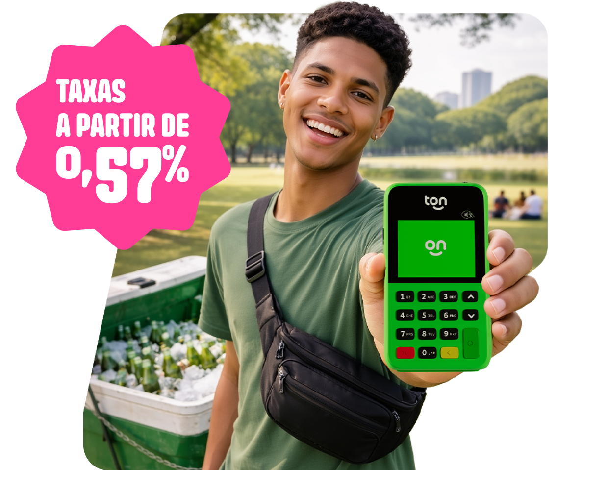 Vendedor ambulante sorrindo segurando uma maquininha do Ton com um selo rosa com informações de taxas a partir de 0,57%