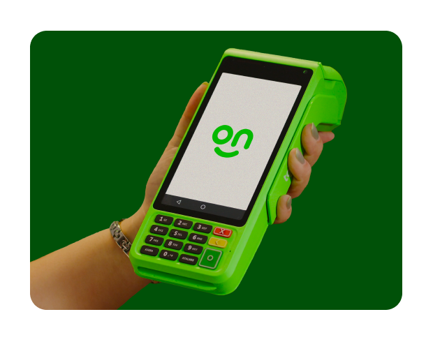 Mão segurando a Maquininha do Ton