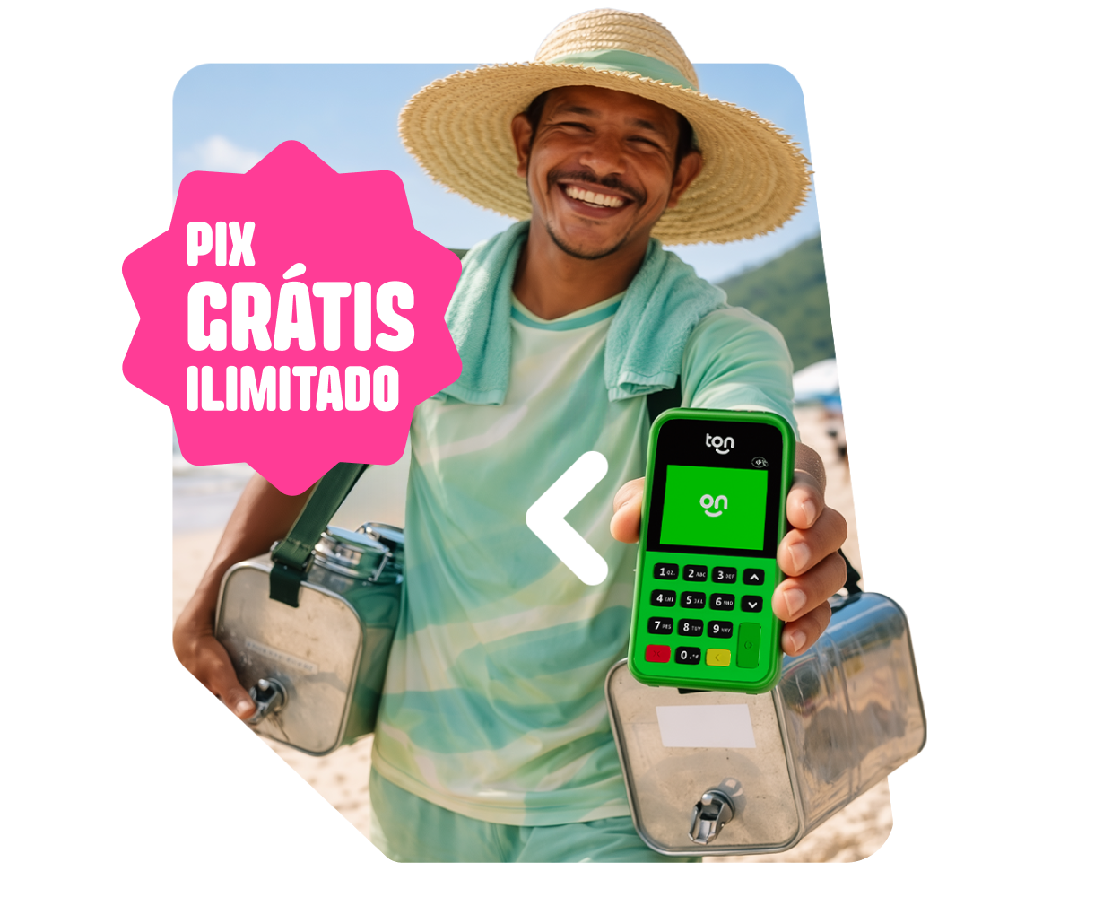 Vendedor ambulante sorrindo segurando uma maquininha do Ton com um selo rosa com informações de pix grátis ilimitado