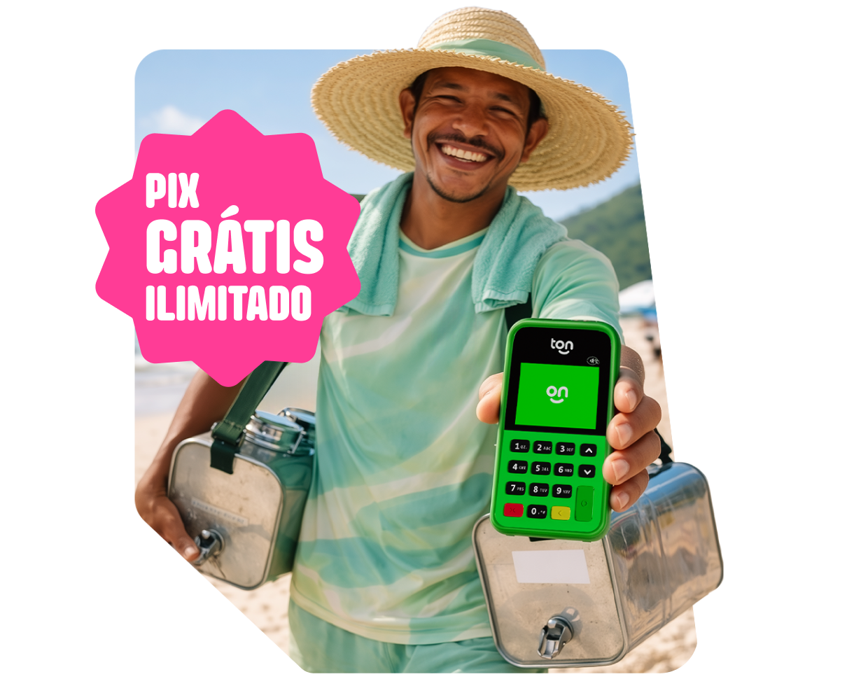 Vendedor ambulante sorrindo segurando uma maquininha do Ton com um selo rosa com informações de pix grátis ilimitado