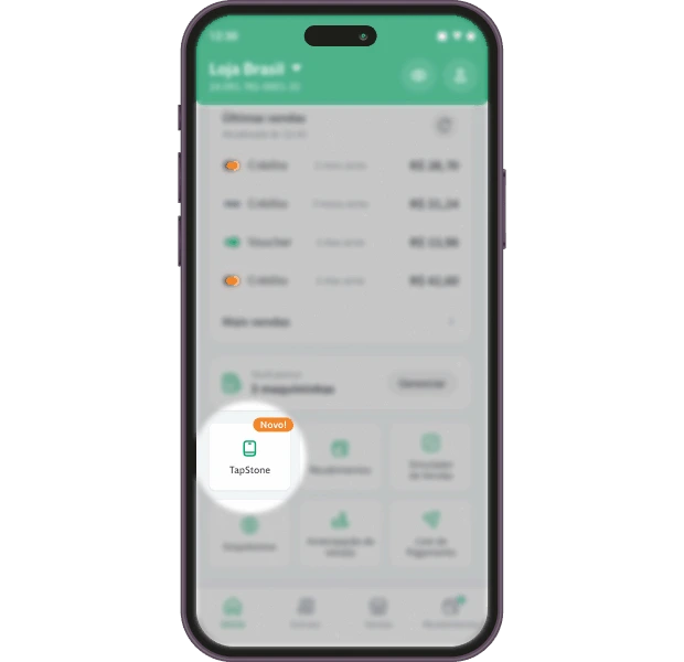 Passo 1: Celular na tela principal do aplicativo da Stone mostrando o ícone de TapStone com um selo “Novo”